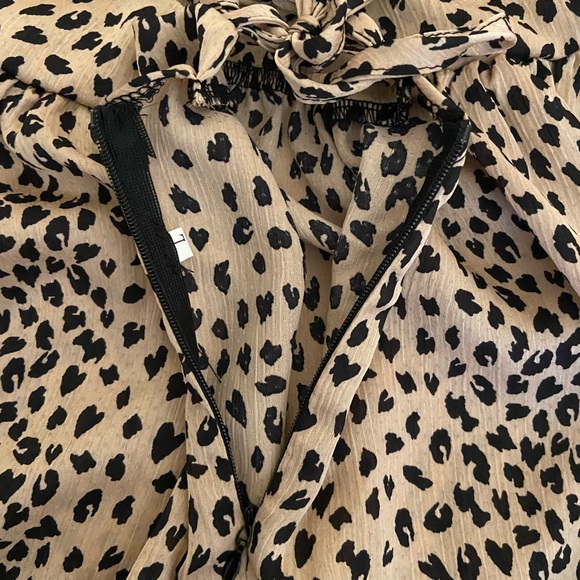 Dress, khaki leopard print, flown swing pleated hem, deep v neck,polyester - Picture 5 of 9